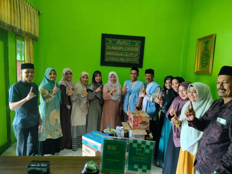 Para Kepala Puskesmas menyerahkan bantuan logistik untuk kafilah MTQ Kota Banda Aceh di Meureudu, Pidie Jaya. Foto: Dok. Dinkes Banda Aceh