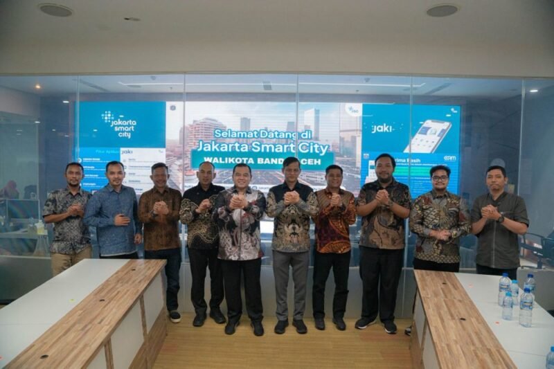 Asisten Administrasi Umum Setda Kota Banda Aceh, M. Nurdin, bersama jajaran Pemko Banda Aceh saat melakukan kunjungan ke Biro Kerja Sama Daerah Setda Provinsi DKI Jakarta dalam rangka replikasi aplikasi JAKI, Jumat (7/11/2025). Foto: Dok. Biro Adpim Setda Aceh