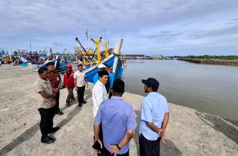 Wakil Gubernur Aceh, Fadhlullah, saat meninjau kondisi muara Kuala Idi Rayeuk yang mengalami pendangkalan parah dan mengganggu aktivitas kapal nelayan di PPN Idi Rayeuk. Foto: Dok. Biro Adpim Setda Aceh