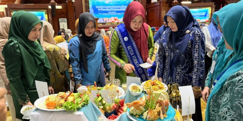 Ketua Forikan Aceh, Marlina Muzakir, membuka Lomba Masak Serba Ikan tingkat Provinsi Aceh di Anjong Mon Mata, Banda Aceh, Jumat (7/11/2025). Foto: Dok. Biro Adpim Setda Aceh