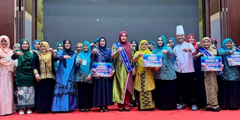 Ketua Forikan Aceh, Marlina Muzakir, menyerahkan piala Juara Umum kepada perwakilan Kabupaten Aceh Besar pada Lomba Masak Serba Ikan Tingkat Provinsi Aceh di Anjong Mon Mata, Banda Aceh, Jumat (7/11/2025). Foto: Dok. Biro Adpim Setda Aceh