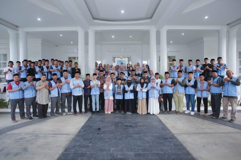 Asisten Pemerintahan Setda Kota Banda Aceh, Bachtiar, bersama jajaran Pemko Banda Aceh menyambut kedatangan Kafilah MTQ Banda Aceh di Pendopo Wali Kota, Sabtu (8/11/2025). Foto: Dok. Prokopim Kota Banda Aceh