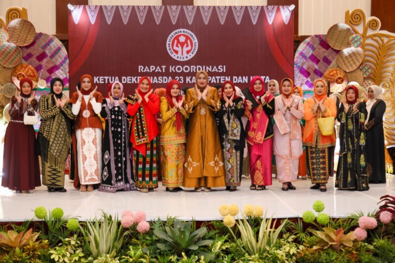 Ketua Dekranasda Aceh, Marlina Muzakir, memberikan sambutan pada Rapat Koordinasi Dekranasda se-Aceh di Hermes Palace Hotel, Banda Aceh, Sabtu (8/11/2025). Foto: Dok. Istimewa