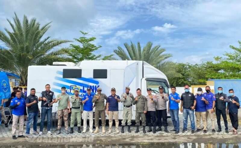Petugas BNNP Aceh memeriksa sampel urine warga Gampong Lampulo dalam Operasi Pemulihan Gampong Narkoba, Banda Aceh, Jumat (7/11/2025). Foto: Dok. BNNP Aceh