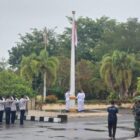 Upacara peringatan Hari Pahlawan 2025 di halaman Kantor Wali Kota Subulussalam tetap berjalan meski diguyur hujan. Foto: Dok. Istimewa