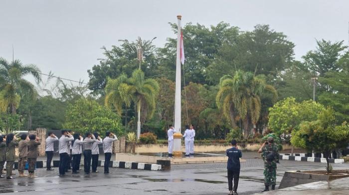 Upacara peringatan Hari Pahlawan 2025 di halaman Kantor Wali Kota Subulussalam tetap berjalan meski diguyur hujan. Foto: Dok. Istimewa