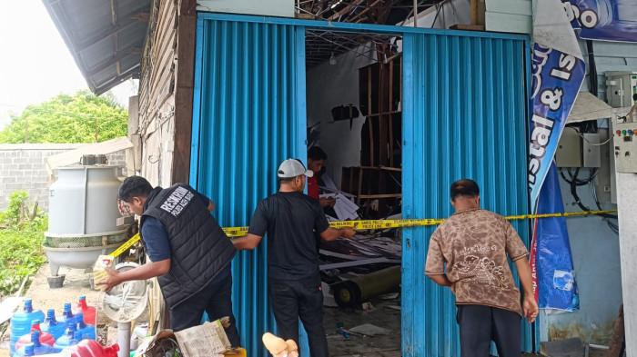 Petugas kepolisian memasang garis polisi di lokasi ledakan tabung freon di usaha Es Kristal Zam-Zam Mia, Gampong Ujong Baroh, Meulaboh, Minggu (9/11/2025). Foto: Dok. Istimewa