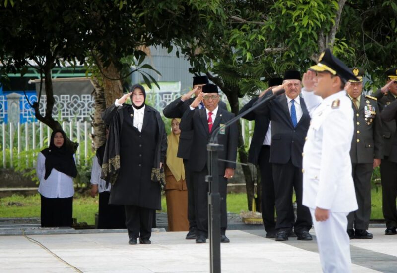 Wali Kota Banda Aceh, Illiza Sa’aduddin Djamal, bersama Forkopimda Aceh saat mengikuti upacara ziarah nasional di Taman Makam Pahlawan Gampong Ateuk Pahlawan, Senin (10/11/2025). Foto: Dok. Prokopim Banda Aceh