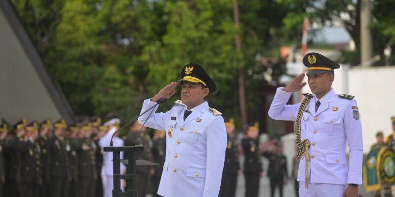 Wakil Gubernur Aceh, Fadhlullah, memimpin upacara ziarah nasional Hari Pahlawan di Taman Makam Pahlawan Peuniti, Banda Aceh, Senin (10/11/2025). Foto: Biro Adpim Setda Aceh