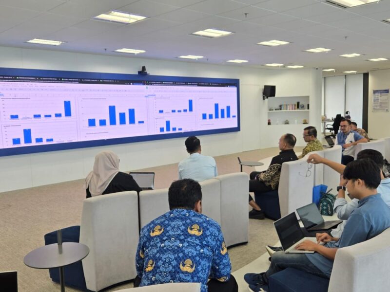 Asisten Administrasi Umum Setda Kota Banda Aceh, M. Nurdin, saat menghadiri Pertemuan Teknis Replikasi Aplikasi JAKI bersama Tim Jakarta Smart City di JB Tower Jakarta, Senin (10/11/2025). Foto: Dok. Diskominfo Kota Banda Aceh