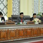Ketua DPRK Banda Aceh, Irwansyah, ST, menyampaikan apresiasi terhadap Kafilah MTQ Kota Banda Aceh dan capaian IPM tertinggi nasional saat memimpin rapat paripurna di Gedung DPRK Banda Aceh, Senin (10/11/2025). Foto: Dok. Istimewa