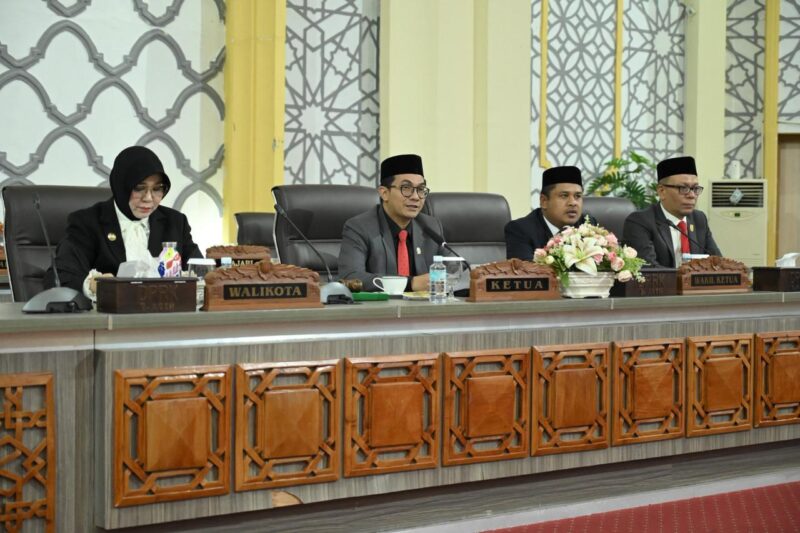 Ketua DPRK Banda Aceh, Irwansyah, ST, menyampaikan apresiasi terhadap Kafilah MTQ Kota Banda Aceh dan capaian IPM tertinggi nasional saat memimpin rapat paripurna di Gedung DPRK Banda Aceh, Senin (10/11/2025). Foto: Dok. Istimewa