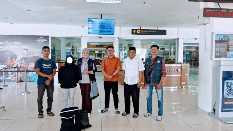 Anggota DPD RI asal Aceh, H. Sudirman atau H. Uma, memfasilitasi pemulangan seorang warga terlantar asal Blitar, Jawa Timur, yang berada di Rumah Singgah Dinsos Banda Aceh, Minggu (9/11/2025). Foto: Dok. Dinsos Banda Aceh