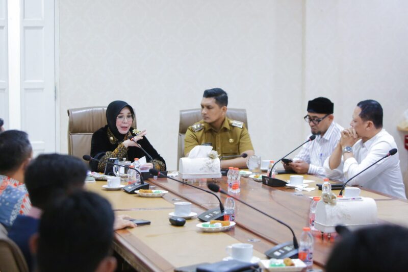 Wali Kota Banda Aceh, Illiza Sa’aduddin Djamal, bersama jajaran pimpinan BUMN Area Aceh saat audiensi di Pendopo Wali Kota Banda Aceh, Senin (10/11/2025). Foto: Dok. Prokopim Kota Banda Aceh