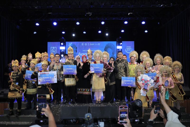 Wali Kota Banda Aceh Illiza Sa’aduddin Djamal hadir di malam Grand Final Agam dan Inong Banda Aceh 2025, Taman Budaya, Senin (10/11/2025). Foto: Dok. Istimewa