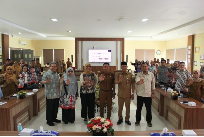 Asisten Pemerintahan, Keistimewaan dan Kesra Setda Kota Banda Aceh, Bachtiar, bersama Kepala Dinas Kesehatan Wahyudi dan perwakilan TWG RSSH Kemenkes RI saat membuka Pertemuan Penguatan Forum Kemitraan ATM di Balee Keurukon, Selasa (11/11/2025). Foto: Dok. Dinkes Kota Banda Aceh