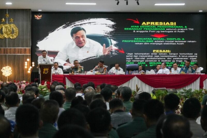 Menko Polkam Djamari Chaniago saat memberikan pengarahan kepada aparat TNI, Polri dan Pemerintah Daerah di Aula Presisi Mapolda Aceh, Banda Aceh, Rabu (26/11/2025), Rabu (26/11/2025). (Foto : Farid Ismullah/NOA.co.id).