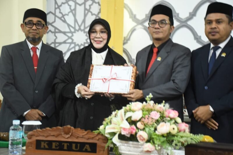Wali Kota Banda Aceh Illiza Sa’aduddin Djamal menyerahkan secara resmi Raqan tentang APBK Banda Aceh Tahun Anggaran 2026 kepada pihak legislatif, Senin (10/11/2025). Foto: Dok. Diskominfotik Banda Aceh