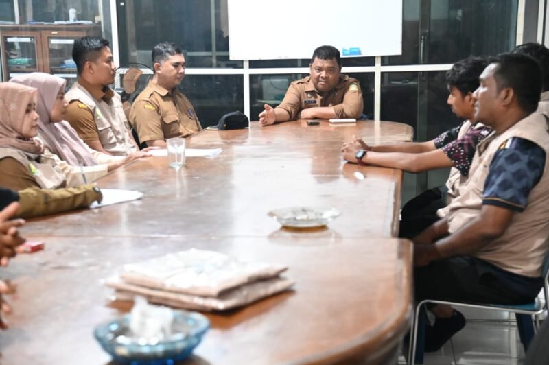 Bupati Aceh Besar H Muharram Idris (Syech Muharram) didampingi Kadis Pertanian Aceh Besar Jakfar SP MSi menyerahkan proposal bantuan sarana dan prasarana kepada Menteri Pertanian RI Andi Amran Sulaiman, di Gedung A Lantai 2, Kantor Kementerian Pertanian RI, Jakarta Selatan, Selasa (11/11/2025).
Foto: Dok. Prokopim Pemkab Aceh Besar
