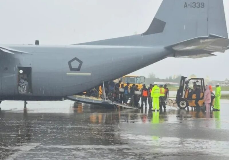 TNI mengoperasikan pesawat Hercules untuk mengangkut materiel tower emergensi bagi pemulihan kelistrikan di Aceh, Jakarta, Kamis (27/11/2025). (Foto : NOA.co.id/HO-Puspen TNI).