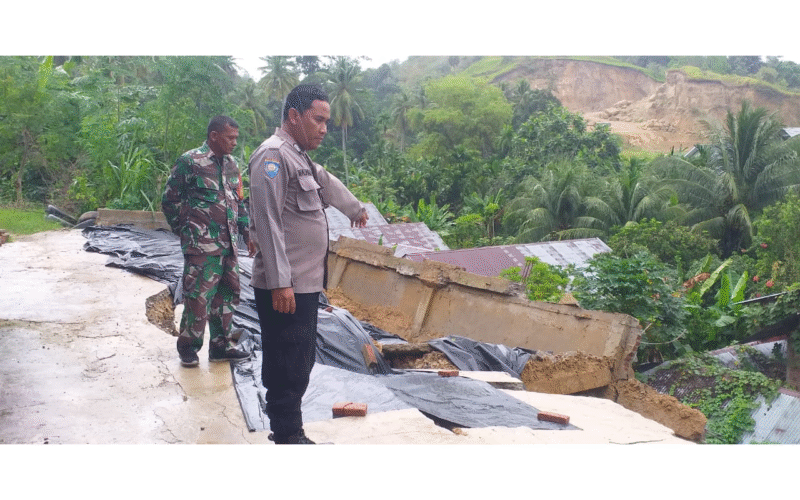 Hujan dengan intensitas tinggi memicu terjadinya bencana tanah longsor di Komplek Griya Putri II, Desa Panggoi, Kecamatan Muara Dua, Kota Lhokseumawe, pada Sabtu (22/11/2025) sekitar pukul 14.05 WIB. Dok. Polres Lhokseumawe