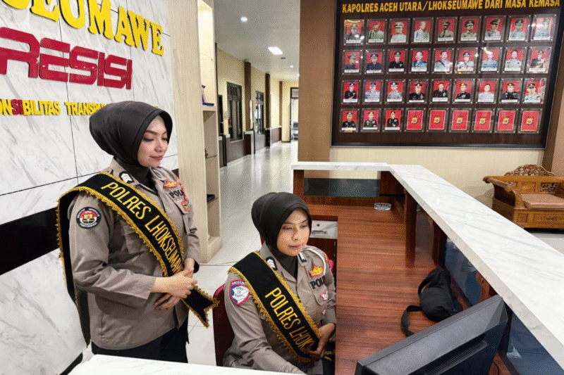 Polres Lhokseumawe terus meningkatkan standar pelayanan publik dengan menempatkan personel Polwan sebagai petugas Piket Lobby. Dok. Polres Lhokseumawe
