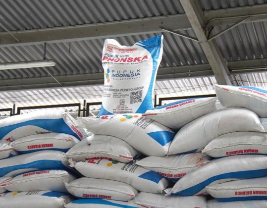 Tumpukan pupuk di dalam gudang yang siap disalurkan kepada petani. (Foto :Dok.Kementan).