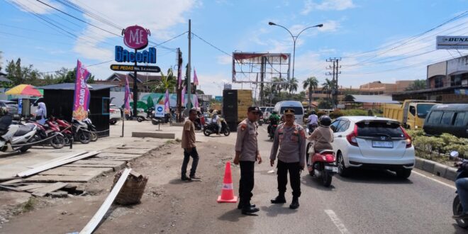 Personel Polsek Muara Dua Polres Lhokseumawe melaksanakan kegiatan antisipasi antrian Bahan Bakar Minyak (BBM) subsidi jenis solar dan pertalite di SPBU Sawang Keupeula, Cunda, Kecamatan Muara Dua, Kota Lhokseumawe, Selasa (4/11/2025) sekitar pukul 11.20 WIB. dok. Polres Lhokseumawe