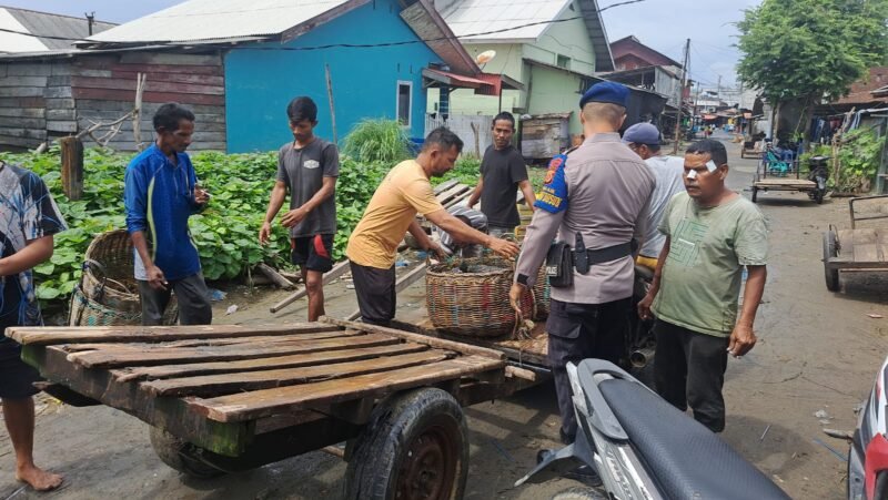 Personel Satuan Polisi Air dan Udara (Sat Polairud) Polres Lhokseumawe menggelar patroli dialogis di kawasan Pelabuhan Perikanan (PPI) Pusong Lama, Kecamatan Banda Sakti, Sabtu (18/10/2025) pagi. Dok. Polres Lhokseumawe