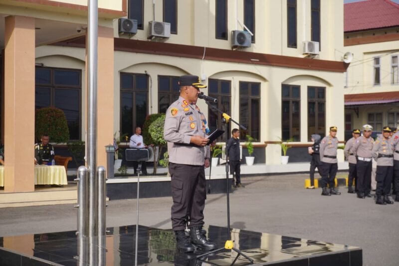 Kapolres Lhokseumawe AKBP Dr. Ahzan, S.H., S.I.K., M.S.M., M.H memimpin Apel Gelar Pasukan Operasi Zebra Seulawah 2025 yang berlangsung di Mapolres Lhokseumawe, Senin (17/11/2025) pagi. Dok. Polres Lhokseumawe
