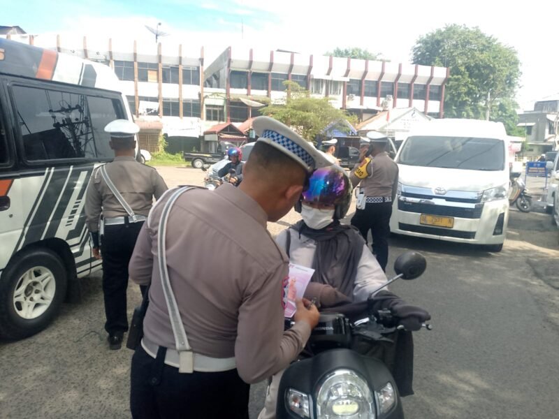 Personel Satgas Preemtif Operasi Zebra Seulawah 2025 Polres Lhokseumawe melaksanakan kegiatan pembagian brosur imbauan keselamatan berlalu lintas kepada para pengguna jalan di Jalan Medan–Banda Aceh, tepatnya di depan Pos Lantas Cunda, Selasa (18/11/2025). Dok. Polres Lhokseumawe