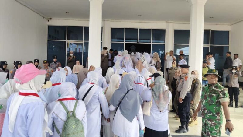 Polres Lhokseumawe memastikan jalannya aksi damai yang dilakukan Aliansi Honorer Non Database BKN di Kantor Wali 1aKota Lhokseumawe berlangsung aman dan tertib, Rabu (19/11/2025). Dok. Polres Lhokseumawe