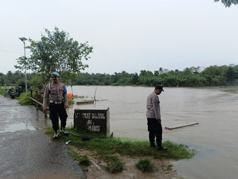 Polres Lhokseumawe, melaksanakan patroli sekaligus monitoring pada sejumlah titik rawan genangan air di Kecamatan Dewantara, Kabupaten Aceh Utara, Minggu malam (23/11/2025). Dok. Polres Lhokseumawe
