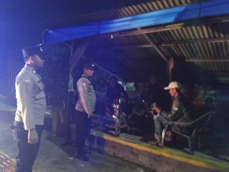 Meskipun hujan mengguyur sebagian wilayah Kota Lhokseumawe pada Sabtu malam, Polsek Banda Sakti, Polres Lhokseumawe, tetap meningkatkan intensitas patroli malam. Sabtu, 22 November 2025. Dok. Polres Lhokseumawe