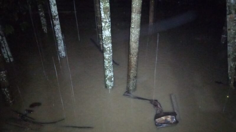 Kondisi air di belakang rumah warga yang ketepatan berbentuk panggung. Dok. Syaiful/Noa.co.id