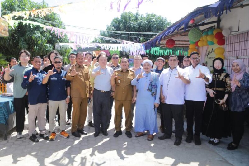 Dalam suasana penuh kekhidmatan, Wali Kota Lhokseumawe Dr. Sayuti Abubakar, SH., MH., bersama para investor luar negeri menghadiri peringatan Maulid Nabi Muhammad SAW dan Haul ke-5 Dayah Riyadhatul Qutub di Gampong Baloy Tunong, Kecamatan Blang Mangat, Senin (3/11/2025). dok. Pemko Lhokseumawe