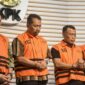 Bupati Ponorogo Sugiri Sancoko (kedua kanan) bersama Sekda Kabupaten Ponorogo Agus Pramono (kedua kiri), Direktur RSUD Dokter Harjono Ponorogo Yunus Mahatma (kiri) dan pihak swasta Sucipto (kanan) dihadirkan dalam konferensi pers di gedung Merah Putih KPK, Jakarta, Minggu (9/11/2025). (Foto : Ist).