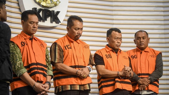 Bupati Ponorogo Sugiri Sancoko (kedua kanan) bersama Sekda Kabupaten Ponorogo Agus Pramono (kedua kiri), Direktur RSUD Dokter Harjono Ponorogo Yunus Mahatma (kiri) dan pihak swasta Sucipto (kanan) dihadirkan dalam konferensi pers di gedung Merah Putih KPK, Jakarta, Minggu (9/11/2025). (Foto : Ist).