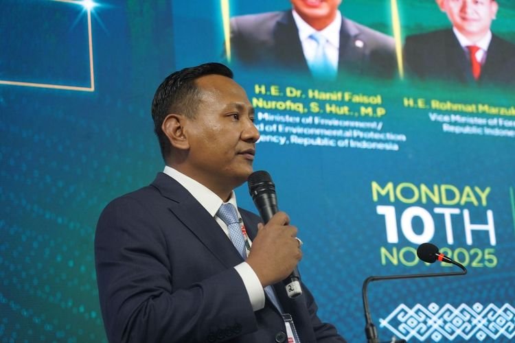 Wamenhut Rohmat Marzuki saat sesi Ministerial Dialogue bertajuk “Accelerating Climate Action through Inclusive and Integrated National Policies” di Paviliun Indonesia, COP30 UNFCCC di Belem, Brasil (10/11/2025). (Foto : Noa.co.id/HO-Kemenhut).