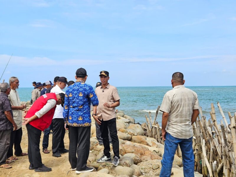 Wakil Bupati Aceh Utara, Tarmizi S.I.Kom akrap sapaan Panyang, didampingi seluruh Kepala Dinas terkait, bergerak cepat meninjau lokasi abrasi kritis yang melanda pesisir Kecamatan Muara Batu. dok. Istimewa