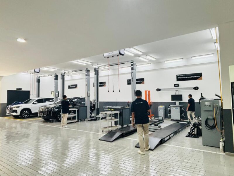 PT Chery Sales Indonesia bersama Pemerintah Kota Padang dan BPBD Agam menyalurkan bantuan bagi korban banjir dan longsor di Sumatera Barat, Kamis (11/12/2025). Foto: Dok. Istimewa