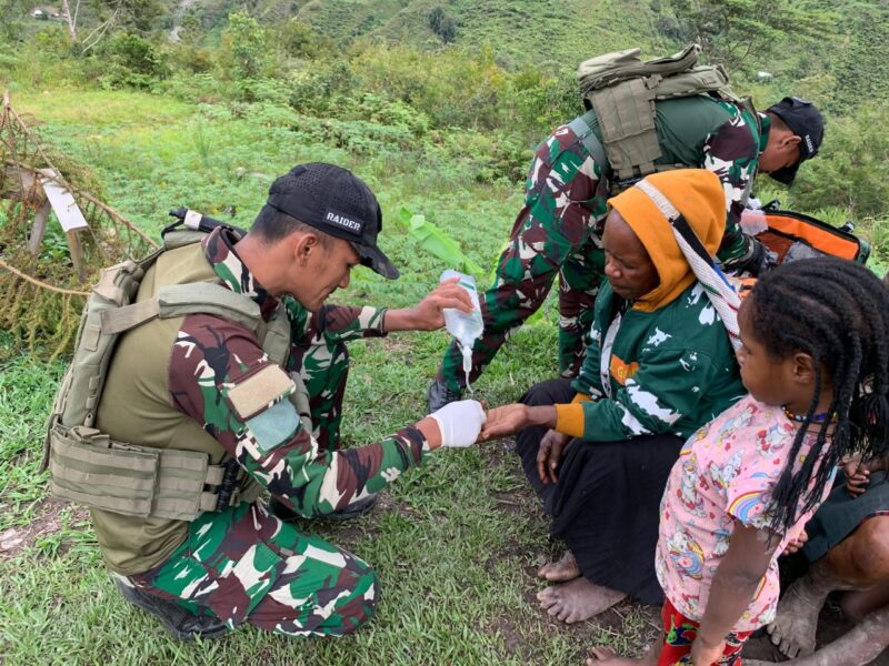Personel Satgas Pamtas RI-PNG Yonif 112/DJ Pos Ilu saat melaksanakan pengobatan keliling gratis kepada warga Distrik Ilu, Puncak Jaya, Jumat (5/12/2025). Foto: Dok. Istimewa