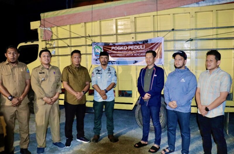 Bupati Aceh Barat Tarmizi bersama Wakil Bupati Said Fadheil dan jajaran menerima bantuan kemanusiaan yang dikirim Pemerintah Kabupaten Abdya untuk korban banjir dan longsor, Selasa (2/12/2025). Foto: Dok. Istimewa