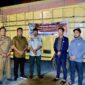 Bupati Aceh Barat Tarmizi bersama Wakil Bupati Said Fadheil dan jajaran menerima bantuan kemanusiaan yang dikirim Pemerintah Kabupaten Abdya untuk korban banjir dan longsor, Selasa (2/12/2025). Foto: Dok. Istimewa