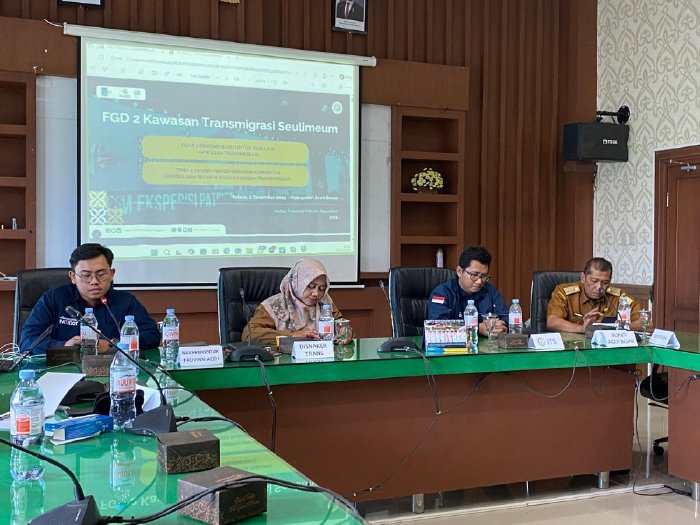 Peserta FGD membahas rekomendasi pengembangan komoditas pertanian di kawasan transmigrasi Leungah, Seulimeum, Aceh Besar, Selasa (2/12/2025). Foto: Dok. Pemkab Aceh Besar