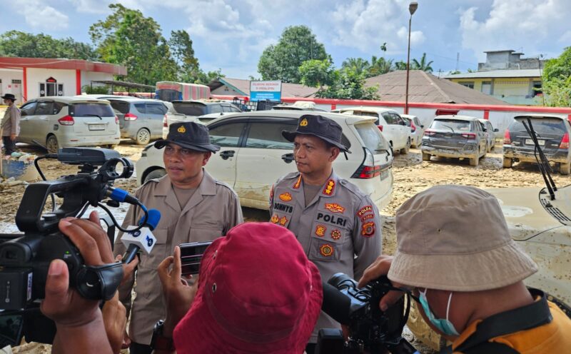 Kapolres Aceh Tamiang AKBP Muliadi bersama Dirbinmas Polda Aceh Kombes Donny Siswoyo memeriksa mobil-mobil yang terlantar akibat banjir di jalur utama hingga SPBU Tanah Terban, Senin (8/12/2025). Foto: Dok. Istimewa