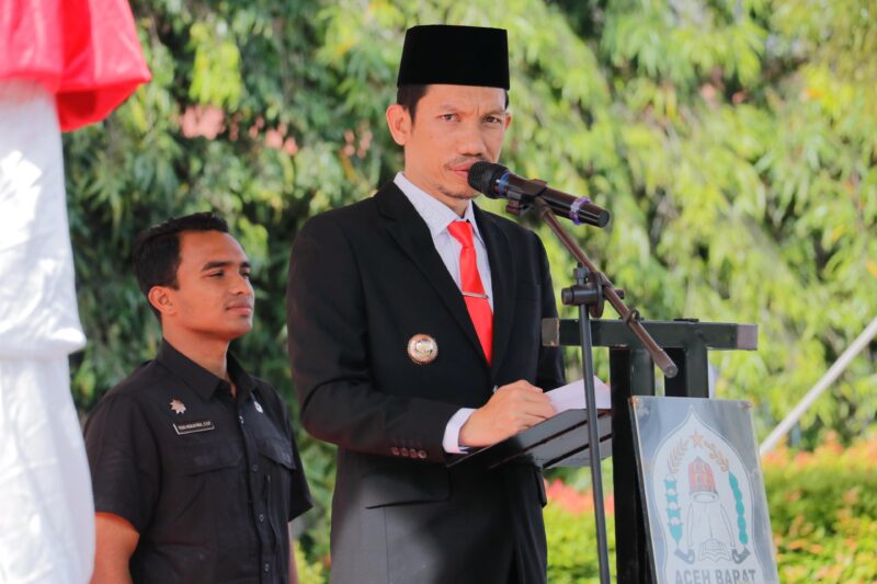 Bupati Aceh Barat, Tarmizi SP, MM, memimpin upacara peringatan Hari Kesehatan Nasional ke-61 di halaman Kantor Bupati Aceh Barat, Kamis (11/12/2025). Foto: Dok. Istimewa