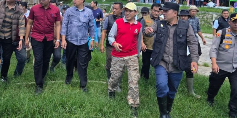 Wakil Gubernur Aceh, H. Fadhlullah bersama rombongan tiba di Takengon menggunakan helikopter untuk menyalurkan bantuan darurat ke wilayah terisolasi, Minggu (30/11/2025). Foto: Dok. Biro Adpim Setda Aceh 