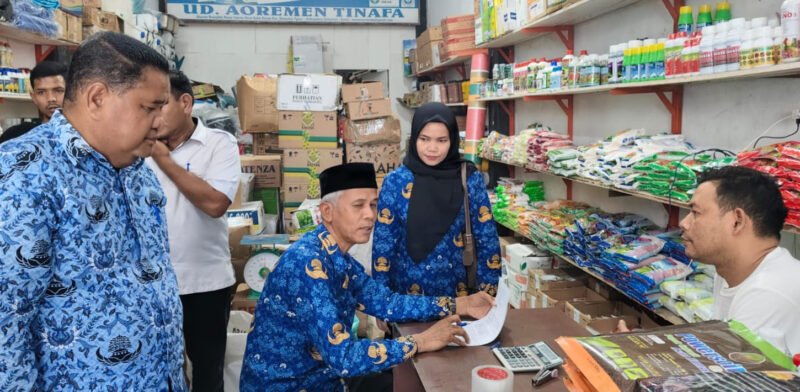 Sekda Simeulue, Asludin, didampingi Kadistan, Samsuar, bersama staf saat melaksanakan sidak di kios penjualan pupuk subsidi. Foto:Dok.Argam/Noa.co.id.