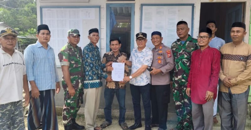 Camat Teupah Barat bersama Kapolsek dan Babinsa, serta masyarakat setempat usai melaksanakan mediasi penyegelan kantor Desa Lantik. Foto:Dok Argam/Noa.co.id.